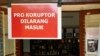 Poster anti korupsi di pintu masuk Pukat UGM. (Foto:VOA/Nurhadi/ilustrasi)