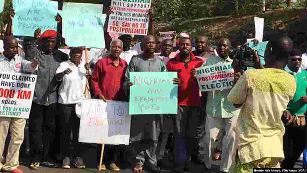 Protesters rally against a delay of the February 14 presidential elections, Abuja, Nigeria, Feb. 5, 2015.