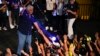 El candidato presidencial de Realizando Metas, José Raúl Mulino, saluda a un simpatizante tras ganar las elecciones generales, en Ciudad de Panamá, el domingo 5 de mayo de 2024
