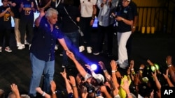 El candidato presidencial de Realizando Metas, José Raúl Mulino, saluda a un simpatizante tras ganar las elecciones generales, en Ciudad de Panamá, el domingo 5 de mayo de 2024
