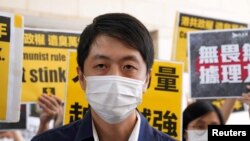 Mantan anggota parlemen pro-demokrasi Ted Hui Chi-fung tiba di luar Pengadilan Magistrat Kowloon Barat, Hong Kong, 19 November 2020. (REUTERS / Lam Yik)
