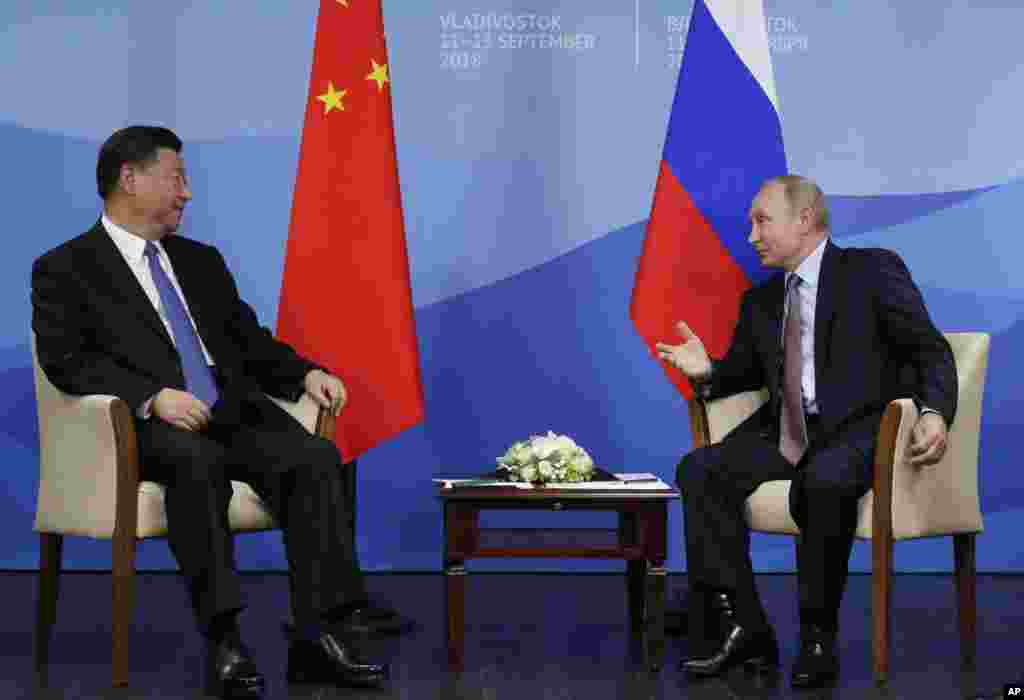 中国国家主席习近平和俄罗斯总统普京在符拉迪沃斯托克(又称海参崴)出席东方经济论坛期间举行会晤。(2018年9月11日)。前中国人民银行行长周小川9月11日对美国媒体表示,美国对中国商品征加惩罚性关税,将导致中国与俄罗斯实质性改善关系,也迫使中国发展其他市场和贸易关系。
