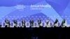 Panel diskusi yang dihadiri sejumlah pemimpin dunia, termasuk presiden Forum Ekonomi Dunia Borge Brende (kiri), digelar di Davos, Swiss, pada 17 Januari 2023. (Foto: AP/Markus Schreiber)