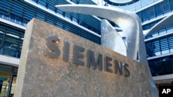 Logo konglomerat industri Siemens, di markas besar di Munich, Jerman. 