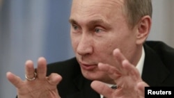 El presidente ruso Vladimir Putin anunció este martes la destitución de su ministro de Defensa, señalado en actos de corrupción.