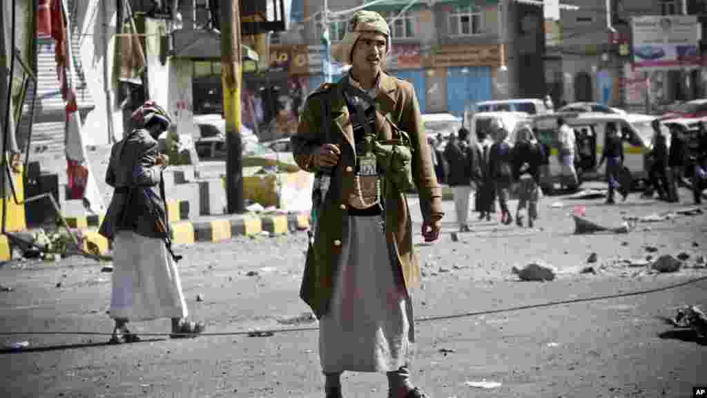 'Yan Tawayen Houthi Shi'aYemeni suna tsaron hanyar da ta tafi fadar gwamnati a birnin Sanaa, kasar Yemen, Janairu 20, 2015.