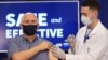លោក​អនុ​ប្រធានាធិបតី Mike Pence ចាក់​វ៉ាក់សាំង​កូវីដ១៩​ ដោយ​ផ្សាយ​ផ្ទាល់​តាម​ទូរទស្សន៍