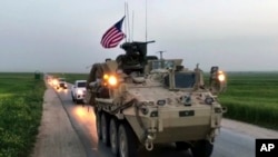 Foto yang diambil dari gambar video, 28 April 2017, memperlihatkan Pasukan Amerika berpatroli di jalan-jalan di desa Darbasiyah, Suriah utara. (Foto:dok)