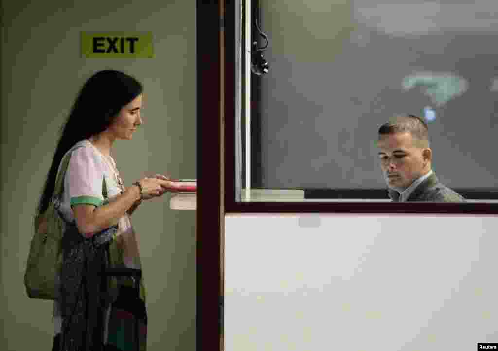 Yoani Sánchez pasa el control de inmigración en el aeropuerto internacional José Martí de La Habana, Cuba para poder abandonar la isla rumbo a una gira internacional de 80 días. En un inicio Sánchez temía que por alguna razón no pudiera realizar el tan esperado viaje.