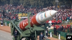Ilustrasi - Sebuah model senjata anti-satelit dari Organisasi Penelitian dan Pengembangan Pertahanan India ikut meramaikan parade Hari Republik di New Delhi, India, 26 Januari 2020.