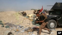 Fuerzas iraquíes antiterrorismo se enfrentaron a militantes del grupo Estado islámico en el barrio Nuaimiya de Faluya, Irak, el miércoles, 1 de junio de 2016.