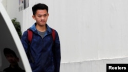 Chan Tong-kai, warga Hong Kong yang dituduh membunuh pacarnya di Taiwan tahun lalu, keluar dari Penjara Pik Uk di Hong Kong, 23 Oktober 2019. (REUTERS/Tyrone Siu)