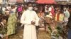 Un photographe créatif démontre le "fantôme" du coronavirus aux jeunes de Brazzaville