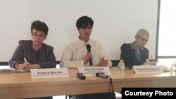 来自国际声援西藏运动(ICT)的安德莉亚·沃尔登（左）和人权观察组织的苏菲·理查森（右）在位于华盛顿的ICT办公室探讨西藏政治犯受酷刑虐待问题。
