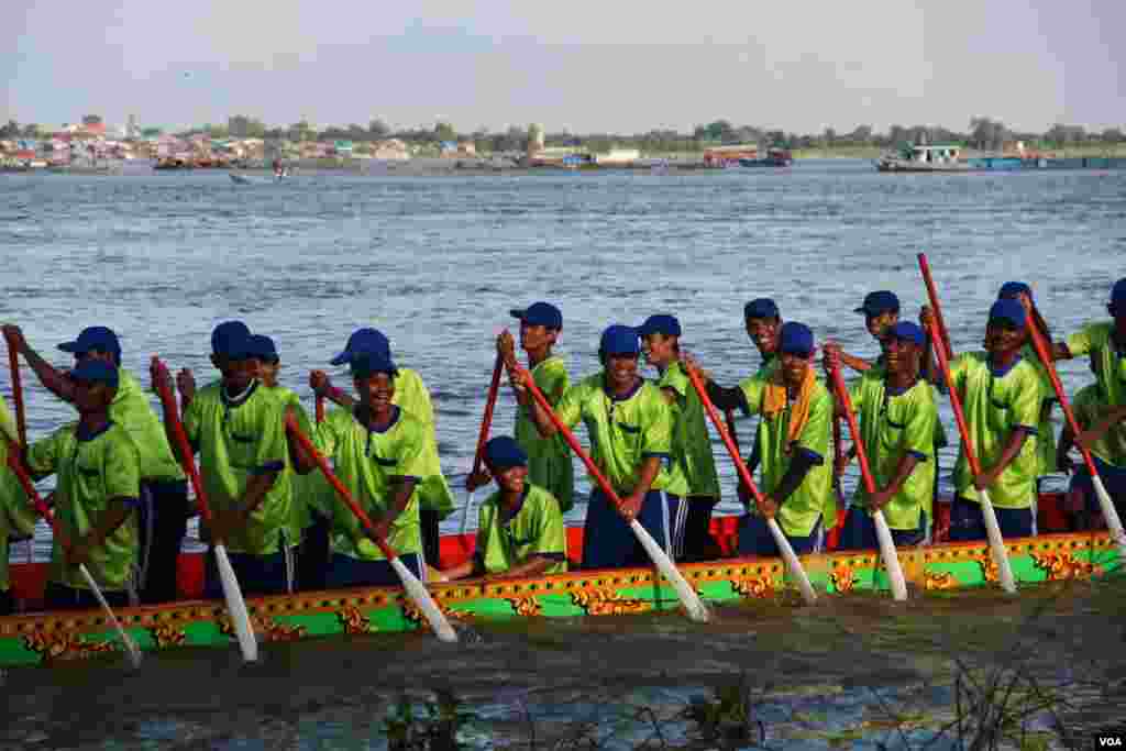 ទូកមួយក្នុងចំណោមទូកជាង២០០ ដែលចូលរួមប្រណាំង ក្នុងពិធីបុណ្យអុំទូកនៅឆ្នាំ២០១៤នេះ។ (នូវ ពៅលក្ខិណា VOA)