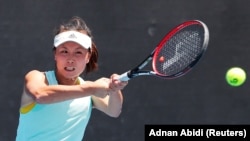 Petenis China Shuai Peng tengah berlatih menjelang pertandingan Australian Open di Melbourne Park, Melbourne, Australia, 13 Januari 2019. 