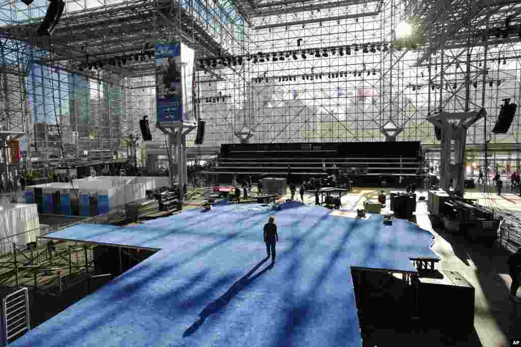 Para pekerja mempersiapkan hamparan karpet berwarna biru di panggung untuk kandidat presiden dari Partai Demokrat, Hillay Clinton, di lokasi pada malam pemilihan di dalam Balai Sidang Jacob Javitz di New York City. Kota ini sedang mempersiapkan acara malam pemilikan seperti beberapa lainnya dalam sejarahnya, dimana kedua kandidat merencanakan pesta “kemenangan” yang terpisah sekitar 1,6 km di tengah kota Manhattan.