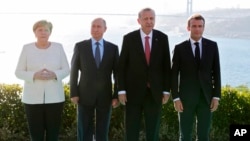 له چپې خوانه انگېلا مرکل، ولادي مپرپوټین، رچب طیب اردوغان او ایمانویل مکرون د استانبول په عالی غونډه کې، ترکیه کې د اکتوبر ٢٧ – مه .