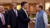 2016 کی اس تصویر میں اس وقت کے وزیرِ اعظم نواز شریف اسلام آباد میں ایک میٹنگ کے لیے پیپلز پارٹی کے چیئر مین بلاول بھٹو کا استقبال کر رہے ہیں۔ 