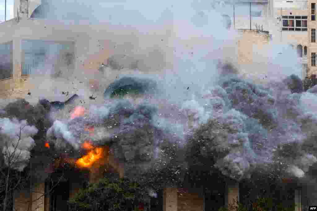 Rumah seorang pria Palestina yang dituduh melakukan serangan terhadap warga Israel pada Oktober 2024 di Jaffa, diledakkan oleh pasukan keamanan Israel di Hebron, Tepi Barat, wilayah Palestina yang diduduki Israel. (AFP) 