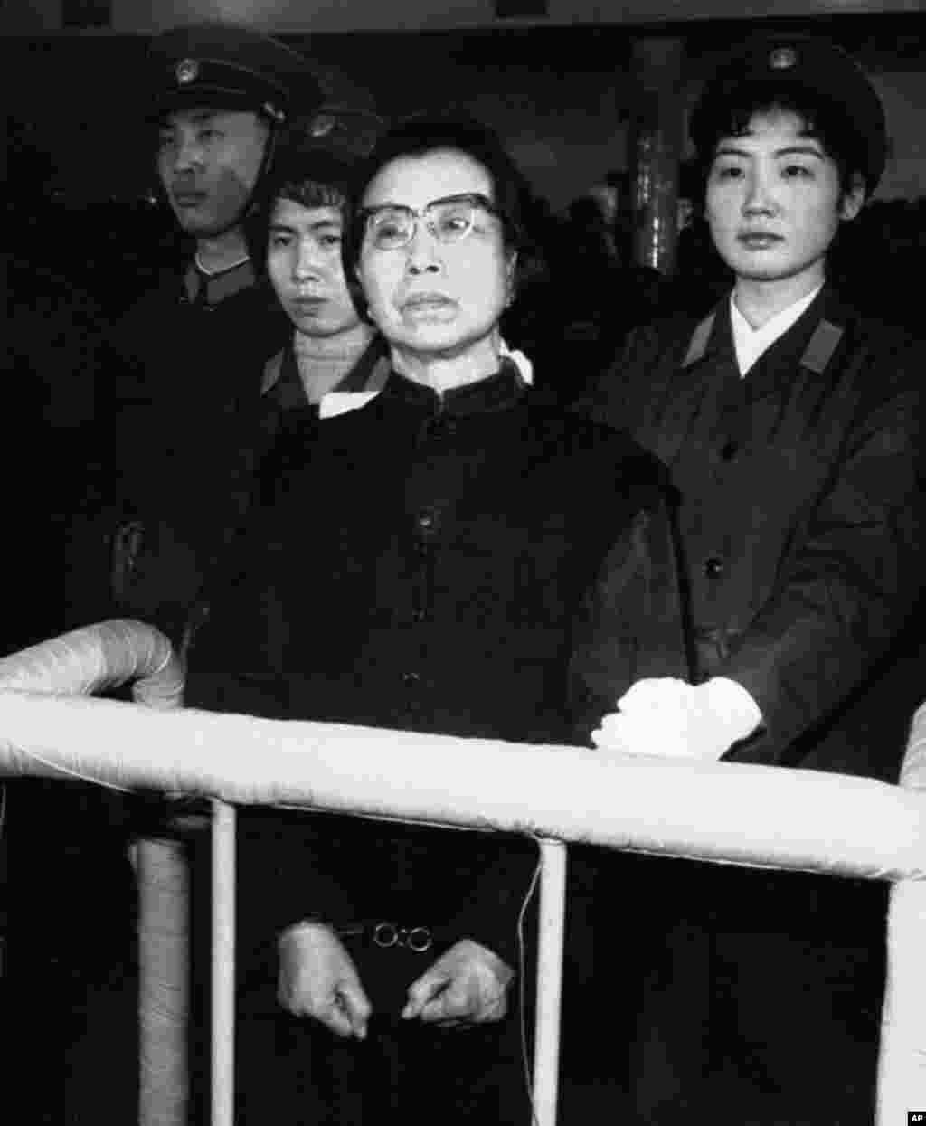 毛泽东的遗孀,"四人帮"之一的江青在北京法院受审。她被判处死缓。她在法庭上呼喊“革命万岁”(1981年1月)。"四人帮"被捕,改革开放开始,《红灯记》等样板戏在舞台上销声匿迹,但后来回潮。针对《红灯记》在2018年的南京重登舞台,评论人士高天韵写道:“ 在文化浩劫半个世纪后,在大陆社会危机四伏、乱象四起之际,《红灯记》高调再登场,释放出中国继续左转的信号,引人担忧。”