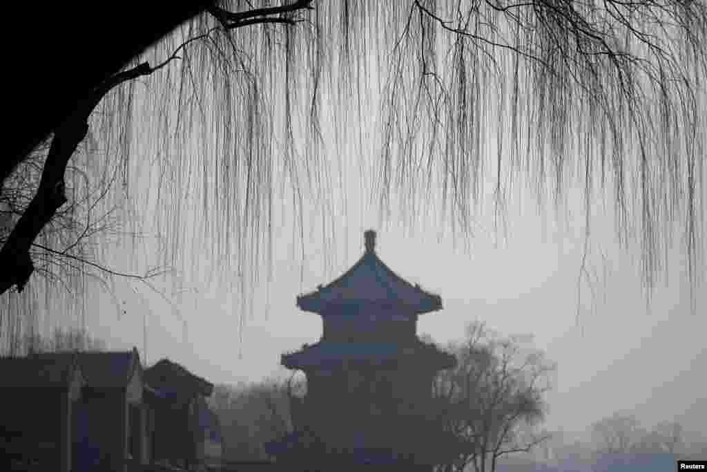 雾霾中北京后海区域的亭台楼阁(2017年12月29日)