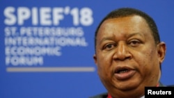 Sekretaris Jenderal OPEC Mohammad Barkindo menghadiri sesi Forum Ekonomi Internasional St. Petersburg, Rusia, 25 Mei 2018. (Foto: Reuters)