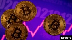 Representación de la moneda virtual bitcóin frente a un gráfico de acciones en esta ilustración tomada el 15 de marzo de 2021.