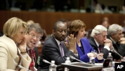 Ministro dos Negócios Estrangeiros do Mali, Tieman Coulibaly, (centro), durante uma reunião de emergência dos ministros dos negócios estrangeiros da União Europeia