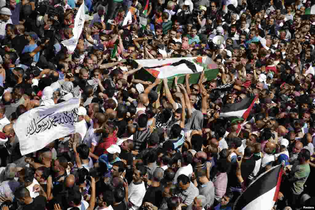 Warga Palestina menggotong jenazah Mohammed Abu Khudair, 16, dalam upacara pemakamannya di Shuafat, pinggiran kota Arab di Yerusalem (4/7). (Reuters/Finbarr O'Reilly)