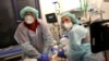 Dokter Katharina Franz dan paramedis Andreas Hankel, sedang mempersiapkan pengangkutan seorang pasien COVID-19. (Foto: Reuters)