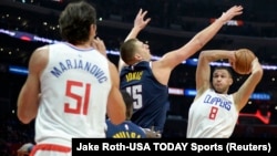 Danilo Gallinari des Clippers, à droite, Los Angeles, Californie, le 17 octobre 2018.