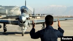 Un miembro de la fuerza aérea afgana realiza labores de control de vuelo en el Aeropuerto Hamid Karzai de Kabul, en enero de 2016.