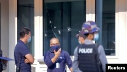 仰光的美國中心窗戶上彈痕累累。 （路透社）