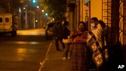 Fieles usando mascarillas para protegerse del coronavirus se congregan frente a una iglesia Católica en Ciudad de Guatemala el 22 de abril de 2020.