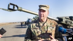 Архівне фото від 24 березня 2016 року. Тоді командувач армією США в Європі генерал-лейтенант Бен Ходжес під час військових навчань НАТО у Литві. (AP/Mindaugas Kulbis)