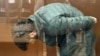 Підозрюваний в участі в нападі на відвідувачів Крокус-Сіті-Голу, у результаті якого загинуло щонайменше 143 людини та було поранено ще десятки. Чоловік очікує розгляду запобіжного заходу в Басманному районному суді Москви. MOSCOW CITY COURT PRESS SERVICE/AFP
