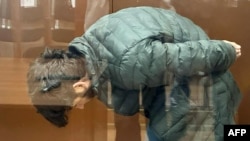 Підозрюваний в участі в нападі на відвідувачів Крокус-Сіті-Голу, у результаті якого загинуло щонайменше 143 людини та було поранено ще десятки. Чоловік очікує розгляду запобіжного заходу в Басманному районному суді Москви. MOSCOW CITY COURT PRESS SERVICE/AFP