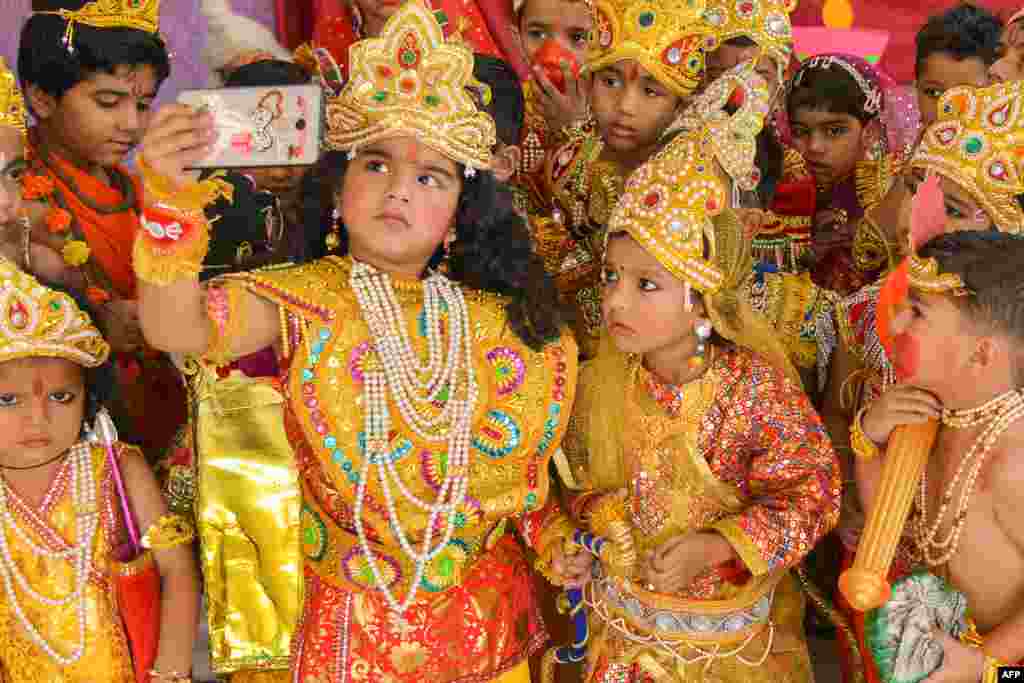 កុមារាកុមារីតែងខ្លួនជាព្រះរាមានិងស៊ីតានៃសាសនាហិណ្ឌូ ថតរូបនៅក្នុងពិធីបុណ្យ Diwali ក្នុងទីក្រុង Ajmer នៅរដ្ឋ Rajasthan ភាគខាងលិចប្រទេសឥណ្ឌា។