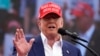 ARCHIVO - El candidato presidencial republicano y expresidente Donald Trump habla en un mitin de campaña el 9 de junio de 2024 en Las Vegas. 