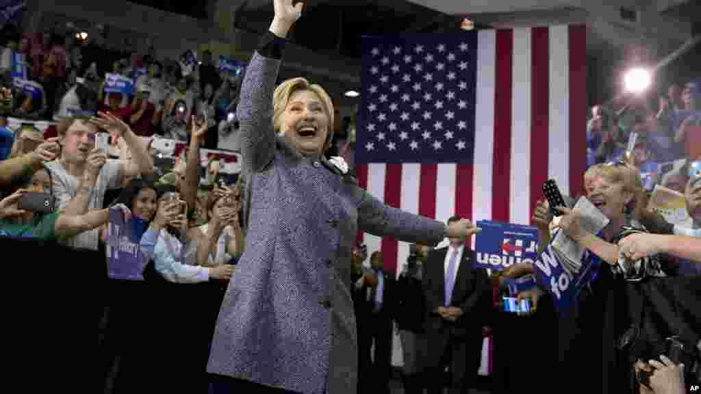 La candidate démocrate Hillary Clinton salue ses partisans à son arrivée pour la campagne présidentielle en Caroline du Nord, 14 mars 2016.