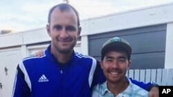 John Allen Chau (kanan) bersama pendiri Ubuntu Football Academy Casey Prince, di Cape Town, Africa Selatan, Oktober 2018, beberapa hari sebelum berangkat ke pulau Sentinel Utara. (Foto: dok).
