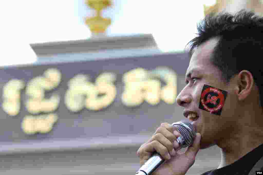 សកម្មជនម្នាក់ ចូលរួមយុទ្ធនាការប្រឆាំងនឹងការអនុម័តច្បាប់ស្តីពីសមាគមនិងអង្គការមិនមែនរដ្ឋាភិបាលនៅមុខរដ្ឋសភាជាតិ កាលពីព្រឹកថ្ងៃអង្គារ ទី៣០ ខែមិថុនា ឆ្នាំ២០១៥។ (ហ៊ាន សុជាតា/VOA)