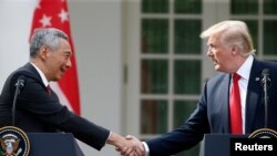 PM Singapura Lee Hsien Loong (kiri) berjabat tangan dengan Presiden AS Donald Trump di Gedung Putih, Washington DC, 28 Oktober 2017. 