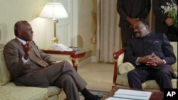 O Presidente de Angola, Jose Eduardo dos Santos, fotografado com o líder da UNITA, Jonas Savimbi, em Bruxelas, em Setembro de 1995. Apesar dos encontros entre os dois, só seis semanas após a morte de Savimbi foi possível a paz entre o Governo e a UNITA.