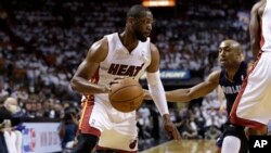 Dwyane Wade tenant la balle lors d'un match de NBA contre Charlotte, USA, le 23 avril 2014