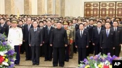 김정은 북한 국무위원장이 지난 2월 김정은 국방위원장의 79번째 생일을 맞아 금수산 궁전을 참배한 사진을 관영 조선중앙통신이 공개했다.