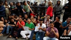 Des partisans de Fernando Alban scandant des slogans anti-gouvernementaux devant le siège des services de renseignement (SEBIN), Caracas, Venezuela, le 8 octobre 2018. 