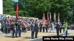 General João Lourenço e general Leslie Smith no túmulo do soldado desconhecido
