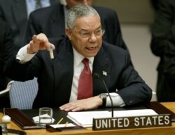 资料照片：时任美国国务卿的鲍威尔在纽约举行的联合国安理会会议上讲话，力陈伊拉克萨达姆政权有生化武器。(2003年2月5日)
